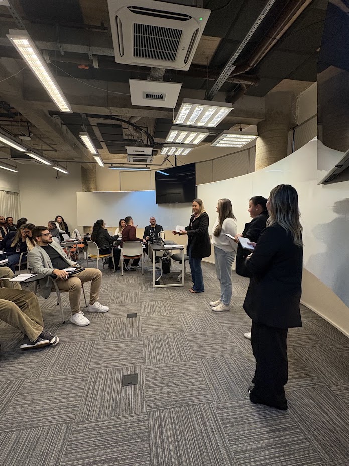 Participantes praticando comunicação em treinamento NeuroVoice