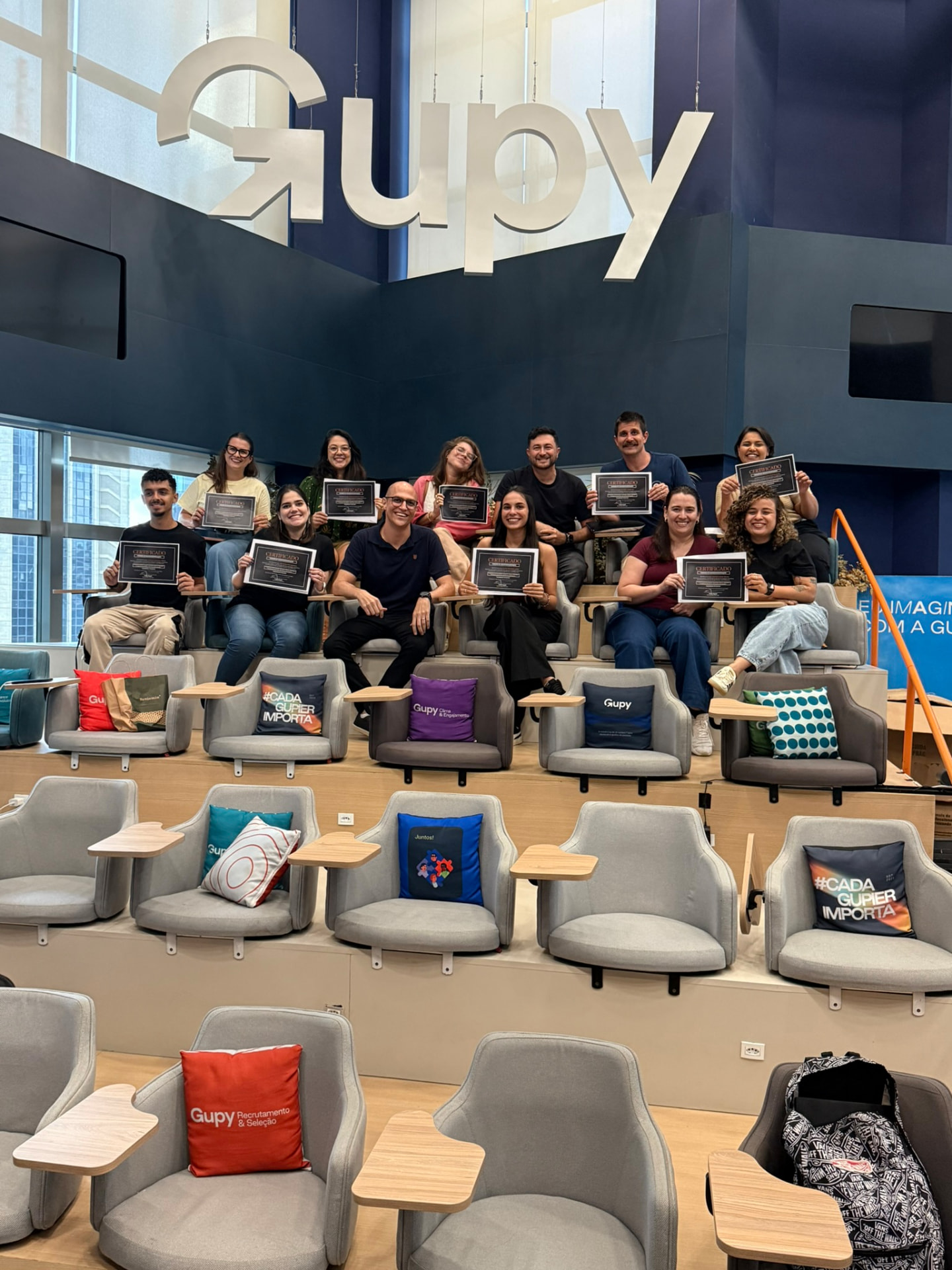 Turma exclusiva NeuroVoice com certificados após o treinamento